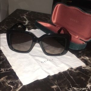 Black gucci sunglasses with clamshell case